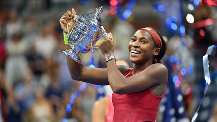 Coco Gauff mit dem Pokal nach dem US-Open-Sieg