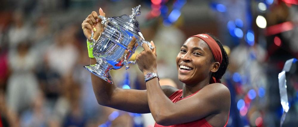 Coco Gauff mit dem Pokal nach dem US-Open-Sieg