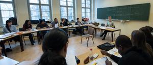 Kursleiterin Kathrin Dehlan unterrichtet am 10.03.2016 einen Integrationskurs an der Volkshochschule in Berlin-Mitte. 