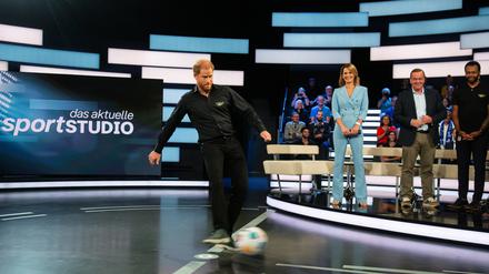 Kam, sah und verschoss. Prinz Harry traf nicht einmal an der Torwand im ZDF-“Sportstudio“.