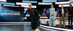 Kam, sah und verschoss. Prinz Harry traf nicht einmal an der Torwand im ZDF-“Sportstudio“.