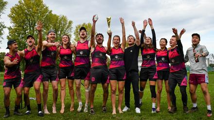 Der Verein Touch Berlin: Beim Touch Rugby stehen vor allem die Schnelligkeit und die Kondition im Vordergrund, dafür gibt es weniger harten Körperkontakt.