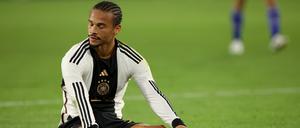 Deutschlands Stürmer Leroy Sane sitzt frustriert auf dem Rasen nach dem 1:4 gegen Japan.