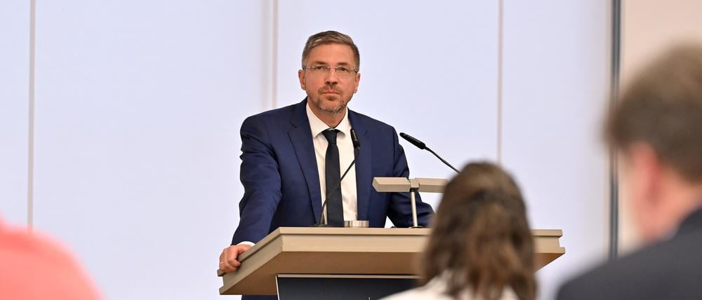 Potsdams Oberbürgermeister Mike Schubert (SPD) in der Stadtverordnetenversammlung. Fraktionen fordern Aufklärung zur Sportplatz-Freigabe durch den OB.