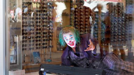 Im Schaufenster von Augenoptik Schauss waren Szenen aus „Eure Paläste sind leer“ zu sehen. 