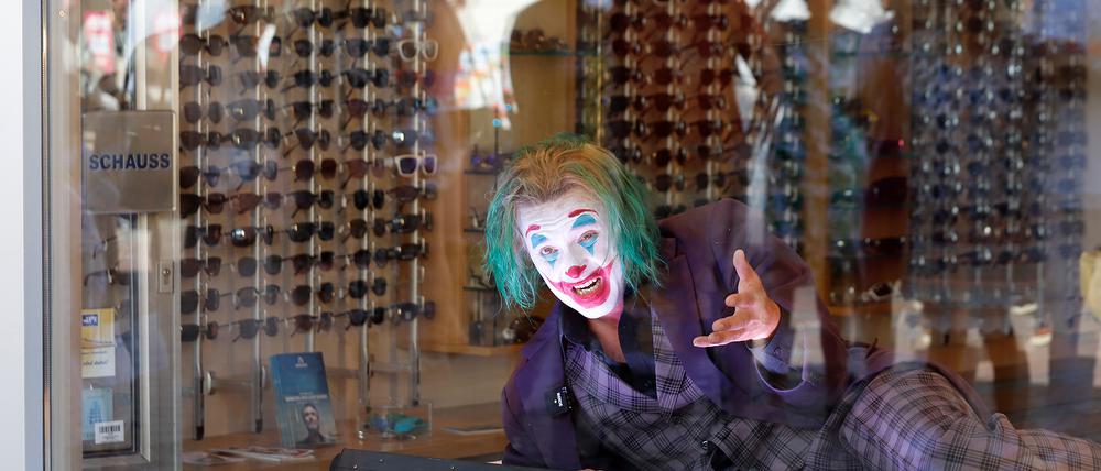 Im Schaufenster von Augenoptik Schauss waren Szenen aus „Eure Paläste sind leer“ zu sehen.