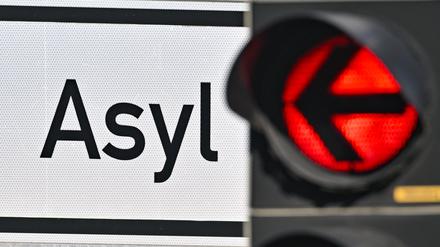 Asylbewerber aus sicheren Herkunftsstaaten erhalten ein beschleunigtes Verfahren, Abschiebungen sind leichter möglich. 