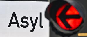 Asylbewerber aus sicheren Herkunftsstaaten erhalten ein beschleunigtes Verfahren, Abschiebungen sind leichter möglich. 