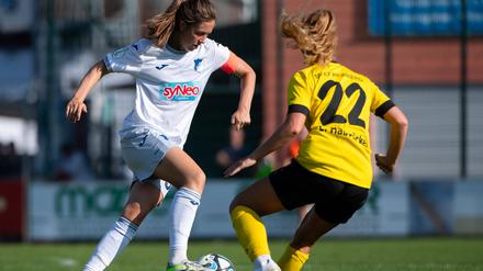 Jana Feldkamp TSG Hoffenheim (links) im Zweikampf mit Leonie Haberaecker (SV Weinberg) im DFB-Pokalspiel der zweiten Runde, dass Hoffenheim 7:0 gewann. 