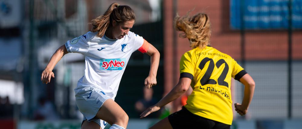 Jana Feldkamp TSG Hoffenheim (links) im Zweikampf mit Leonie Haberaecker (SV Weinberg) im DFB-Pokalspiel der zweiten Runde, dass Hoffenheim 7:0 gewann. 