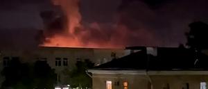 Eine Explosion erhellt den Himmel, als das russische Militär einen Drohnenangriff auf einen Flughafen in der nordwestlichen Stadt Pskow abwehrt (Archivbild)