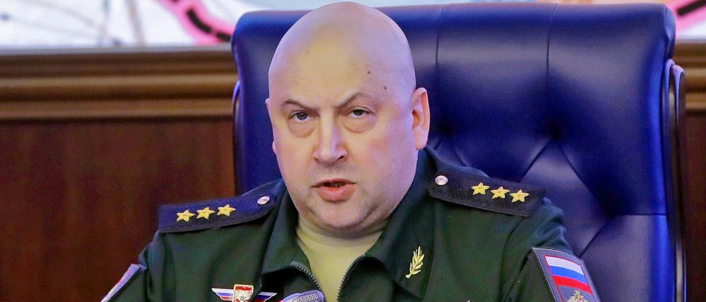 Der damalige Kommandeur der russischen Streitkräfte in Syrien, Generaloberst Sergej Surowikin, spricht bei einem Briefing in Verteidigungsministerium in Moskau (Archivbild).