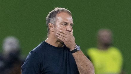 Bundestrainer Hansi Flick schlägt die Hand vor das Gesicht.