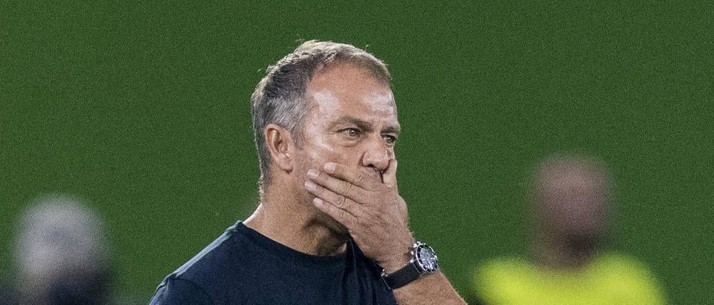 Bundestrainer Hansi Flick schlägt die Hand vor das Gesicht.