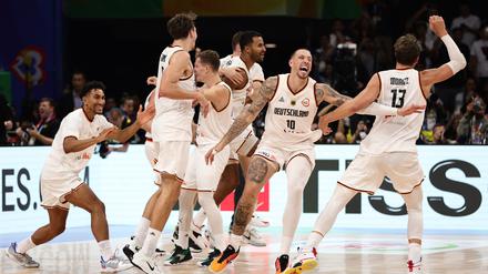 Großer Jubel bei den deutschen Basketballern über den historischen Sieg.