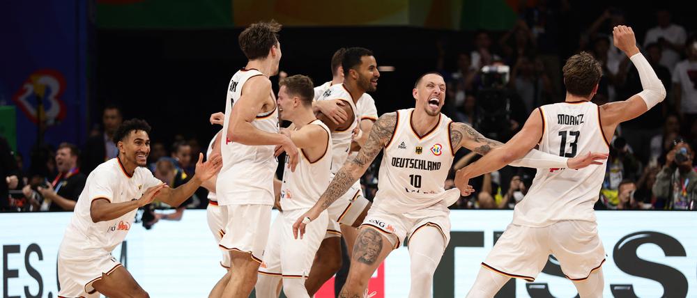 Großer Jubel bei den deutschen Basketballern über den historischen Sieg.