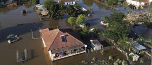 Hochwasser und Schlamm umgeben die Häuser der Stadt Palamas.