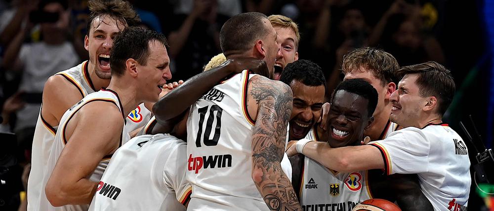 TOPSHOT - Germany’s players celebrate after winning the FIBA Basketball World Cup final game against Serbia in Manila on September 10, 2023. (Photo by JAM STA ROSA / AFP) 