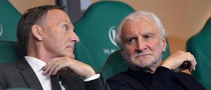 Hans-Joachim Watzke (l) und DFB-Sportdirektor Rudi Völler auf der Tribüne.