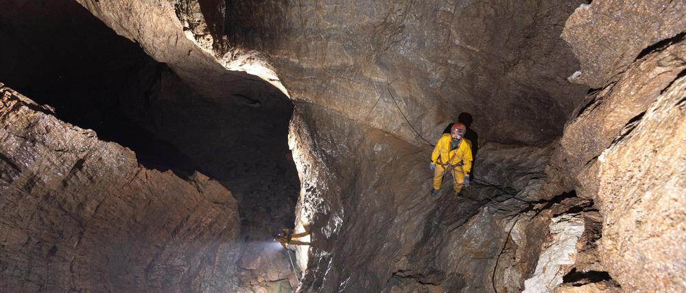 Der US-amerikanische Höhlenforscher Mark Dickey ist in der Morca-Höhle zu sehen, wenige Tage bevor er erkrankte.