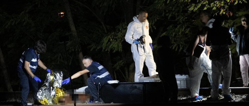 10.09.2023, Spanien, Montmeló: Rettungskräfte arbeiten an der Unglücksstelle wo eine Gruppe vom Menschen von einem Vorortzug erfasst. Vier Menschen sind dabei in der Nähe von Barcelona ums Leben gekommen. 
