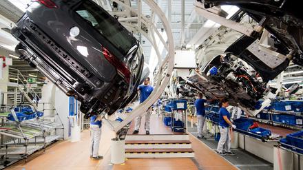 Autoproduktion bei VW: Der Konzern will Klimaziele aufweichen, Konkurrent BMW ist dagegen.