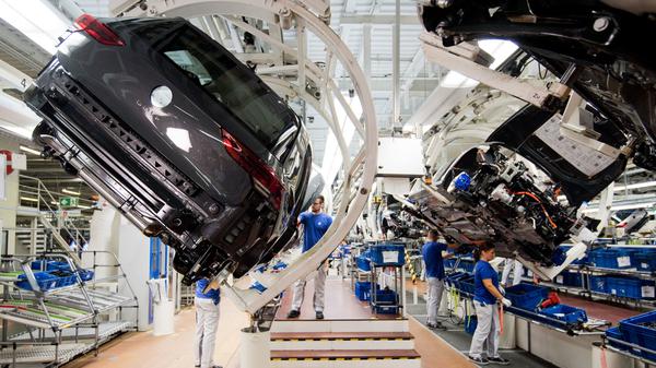 Volkswagen Golf 8 an einer Produktionslinie im VW Stammwerk Wolfsburg.