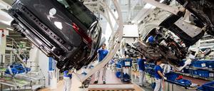 Autoproduktion bei VW: Der Konzern will Klimaziele aufweichen, Konkurrent BMW ist dagegen.