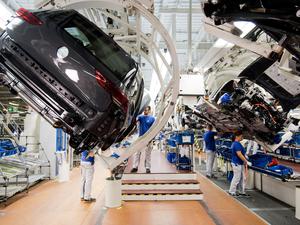 Volkswagen Golf 8 an einer Produktionslinie im VW Stammwerk Wolfsburg.