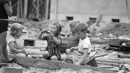 Buddeln auf der Baustelle. Im Sommer 1963 war das Wohngebiet Waldstadt I noch nicht ganz fertig, aber die Kinder hatten es bereits voll in Besitz genommen.