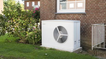 Wärmepumpen sind eine klimafreundliche Alternative zur Gas- oder Ölheizung, da sie einen deutlich niedrigeren CO₂-Ausstoß haben.