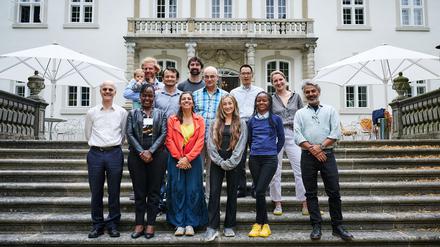 Achitekt Pratyush Shankar mit der Gruppe, darunter die Bildungsexpertin Evelyn Araripe und die Chemieprofessorin Lucy Ombaka (je links von ihm).