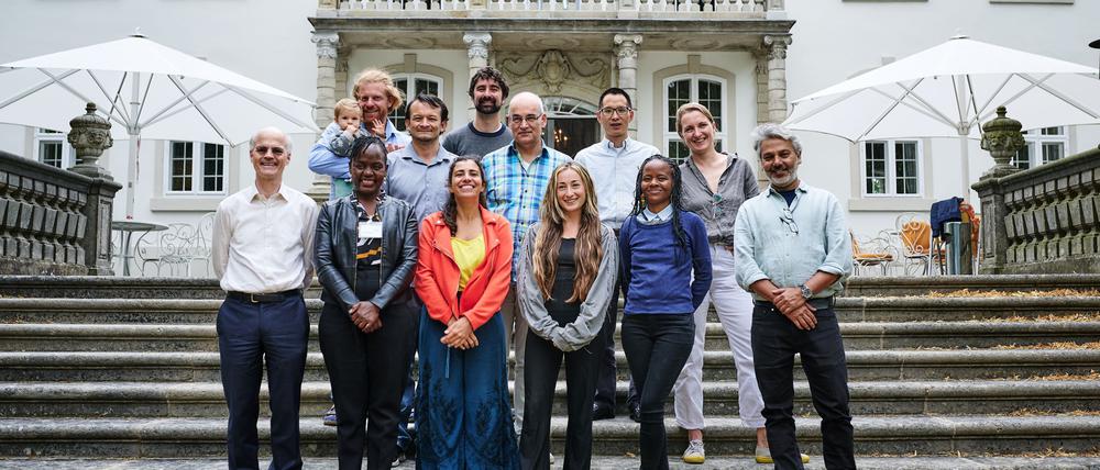 Achitekt Pratyush Shankar mit der Gruppe, darunter die Bildungsexpertin Evelyn Araripe und die Chemieprofessorin Lucy Ombaka (je links von ihm).