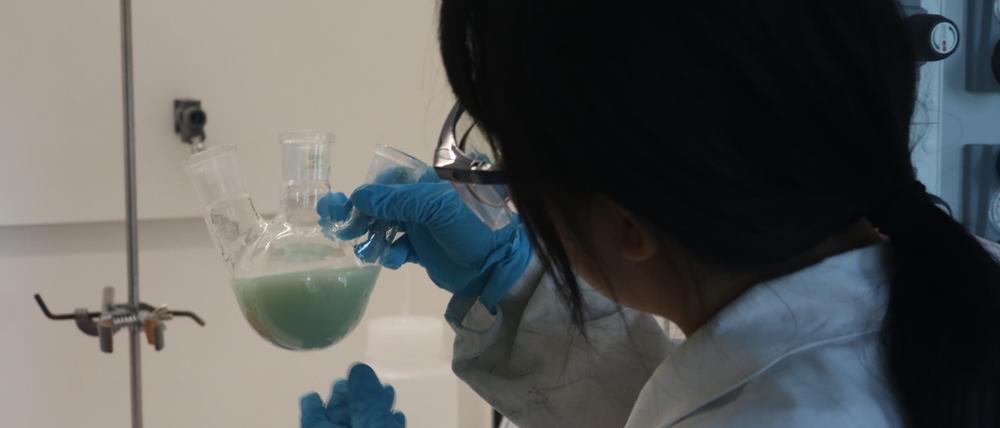 Eine Forscherin der Humboldt-Universität bei der Herstellung von Berliner Blau.