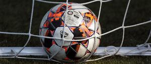 Sehr oft lag der Ball während des Elfmeterschießens im Tor. 