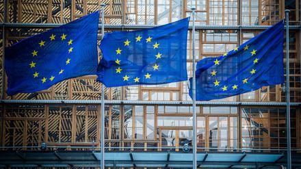 Die Wirtschaft in der EU wird in diesem Jahr nach einer Prognose der EU-Kommission langsamer wachsen als zuletzt erwartet.