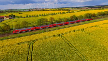 Ein Regionalexpress fährt durch eine Landschaft.