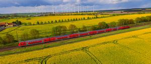 Ein Regionalexpress fährt durch eine Landschaft.