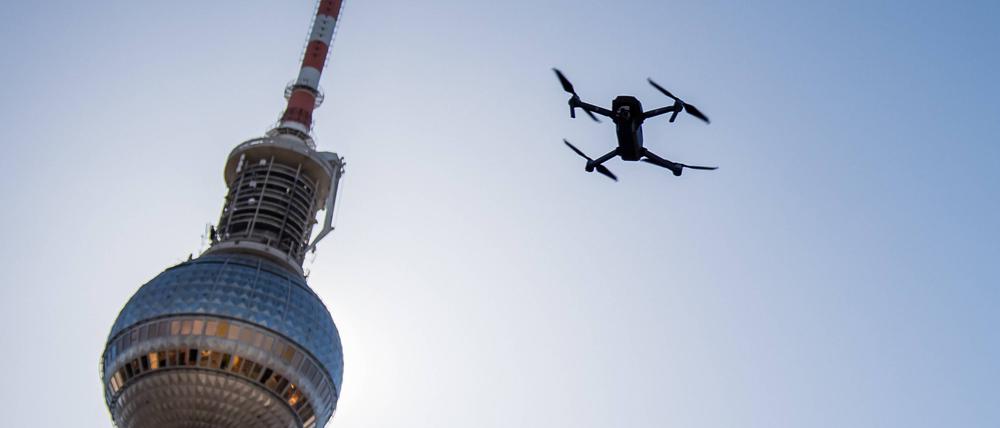 Verboten! Eine Hobbydrohne gefährlich nah am Fernsehturm.