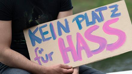 «Kein Platz für Hass» steht auf dem Plakat eines Demonstranten auf einem Pappschild. Die Zahl der Hassvebrechen hat stark zugenommen. 