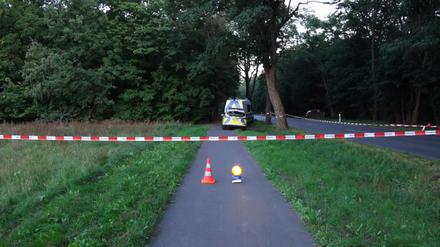 Die Polizei steht bei einem Wald bei Großbeeren-Diedersdorf südlich von Berlin (Landkreis Teltow-Fläming) und sichert Spuren.