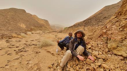 Hier war vor 80 Millionen Jahren ein tropischer Regenwald: Clément Coiffard und sein Guide im Wadi Kumr im Sudan im Jahr 2020.