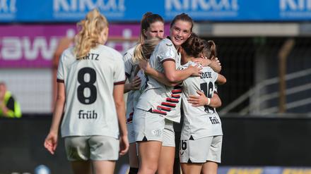 Leverkusen feiert gemeinsam den ersten Sieg. Gegen Meppen gewann Bayer 3:0 im DFB-Pokal. 