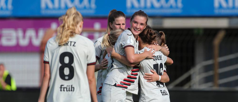 Leverkusen feiert gemeinsam den ersten Sieg. Gegen Meppen gewann Bayer 3:0 im DFB-Pokal.
