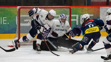 Das Frauenteam der Eisbären (weiße Trikots) belegte beim eigenen Turnier den zweiten Platz. 