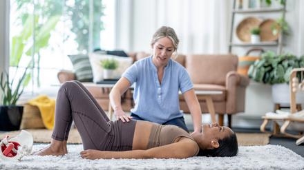Ein spezielles Training und Yoga können die Funktion des Beckenbodens sowohl vor als auch nach der Geburt des Kindes stärken. 
