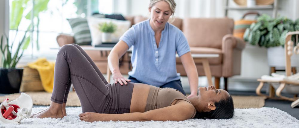 Ein spezielles Training und Yoga können die Funktion des Beckenbodens sowohl vor als auch nach der Geburt des Kindes stärken. 