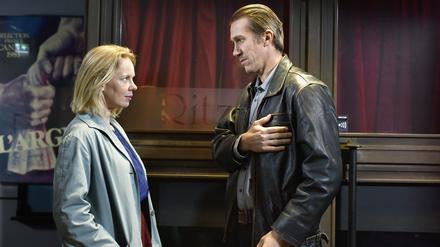 Wiedersehen vor dem Kino: Ansa (Alma Pöysti) und Holappa (Jussi Vatanen) in "Fallende Blätter" von Aki Kaurismäki.
