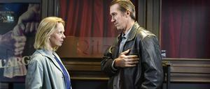 Wiedersehen vor dem Kino: Ansa (Alma Pöysti) und Holappa (Jussi Vatanen) in "Fallende Blätter" von Aki Kaurismäki.