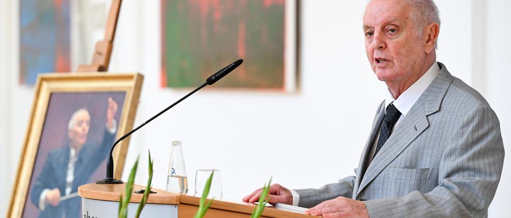 Daniel Barenboim bedankt sich nach der feierlichen Enthüllung seines Ehrenbürgerporträts.